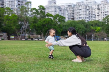 Anne kollarını açıp bebeği bekliyor.