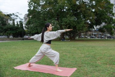 Kadınlar açık havada yoga yapmayı severler.
