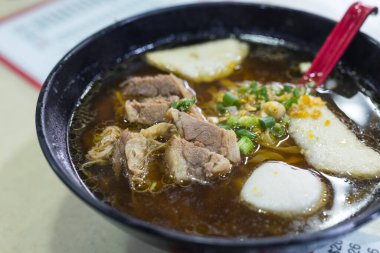 Bir kase balık köfteli erişte, sıcak servis ediliyor.