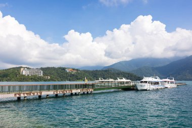 Tayvan 26 Ekim 2025: Tayvan 'daki göl iskelesinde bekleyen turist botu