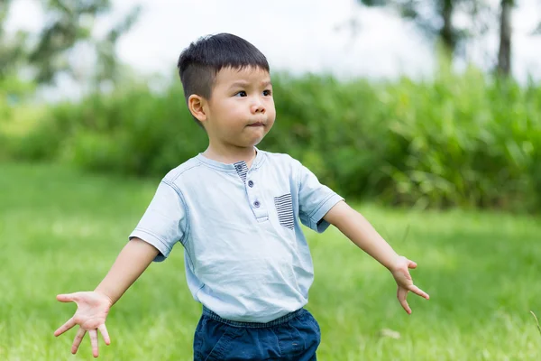 Schattige Aziatische kleine jongen — Stockfoto