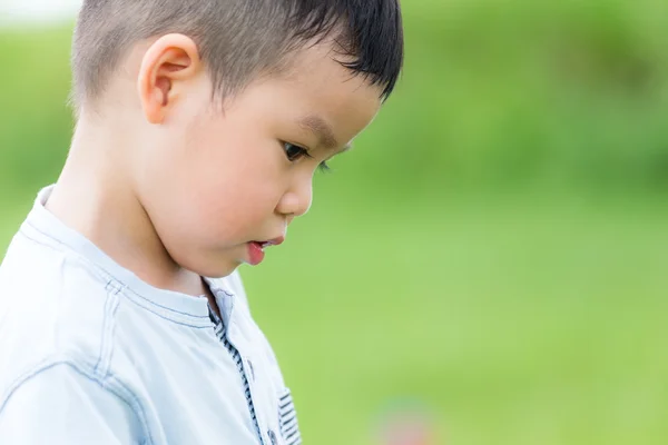 Söt asiatisk liten pojke — Stockfoto