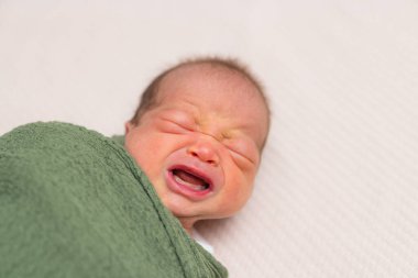 Sıcak battaniyenin üzerinde ağlayan yeni doğmuş bebek