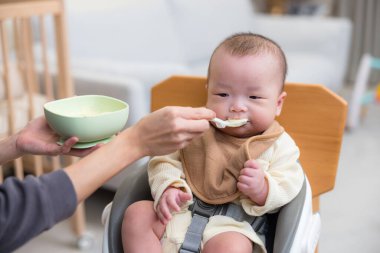 Evde püreyle besliyorum.