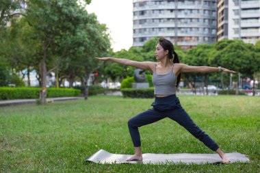 Yeşil Park 'ta yoga yapan bir kadın.