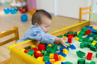 Kapalı alanlarda bebek oyun blokları