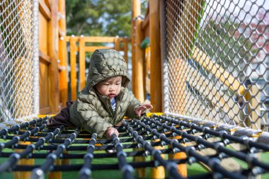 Bebek halatla açık havada oynuyor.