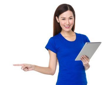 Asyalı genç kadın mavi tişört içinde