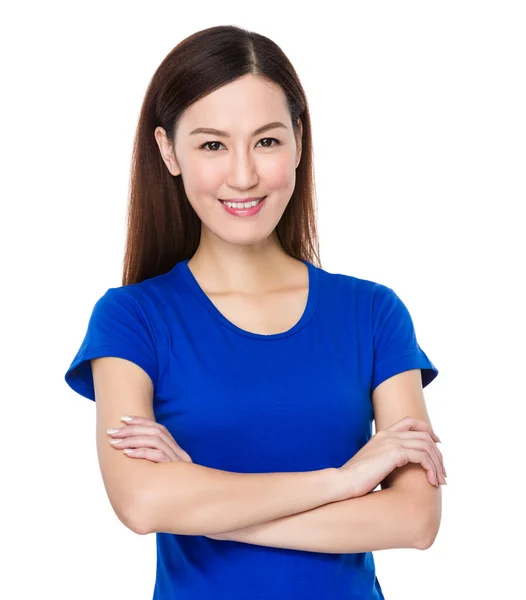 Asiatische junge Frau im blauen T-Shirt — Stockfoto