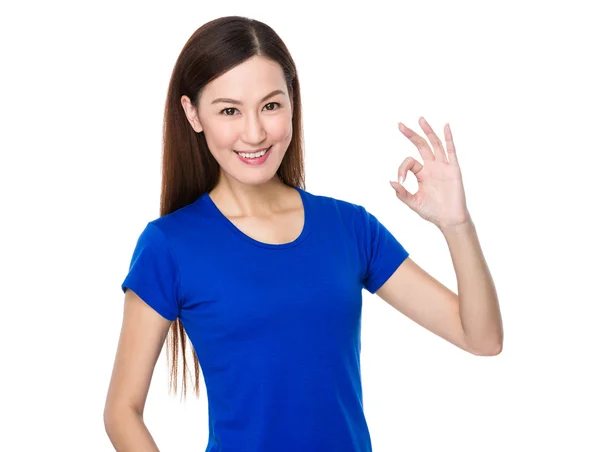 Asiatische junge Frau im blauen T-Shirt — Stockfoto