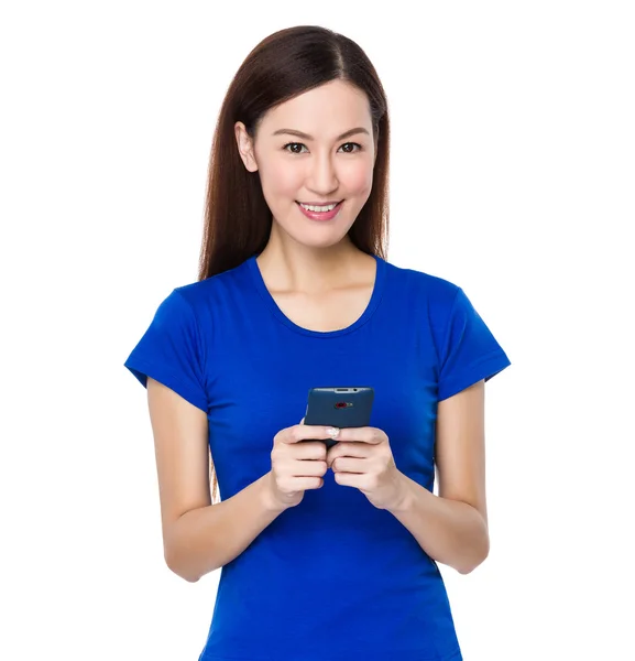 Asiática joven mujer en azul camiseta — Foto de Stock