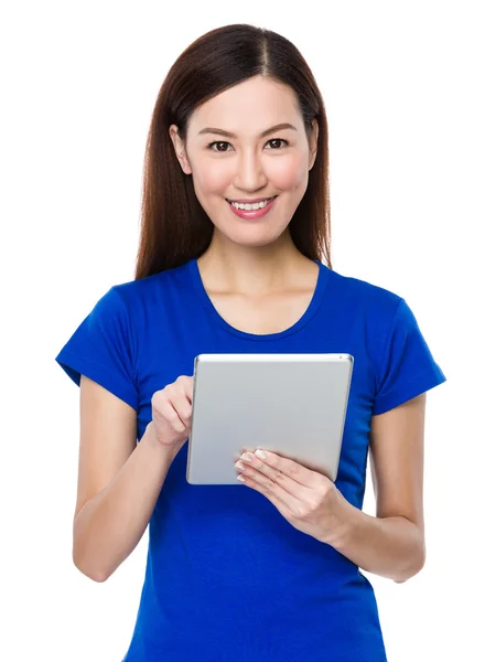 Asiático jovem mulher em azul t-shirt — Fotografia de Stock