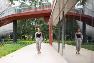 Kadınlar şehir caddesinde gelişigüzel yürümekten hoşlanır.