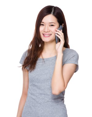 Asyalı genç kadın içinde gri t-shirt