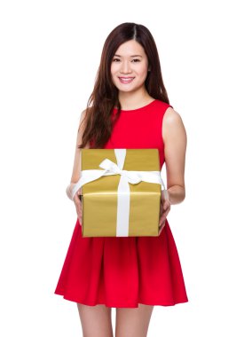 Kırmızı elbiseli Asyalı genç kadın