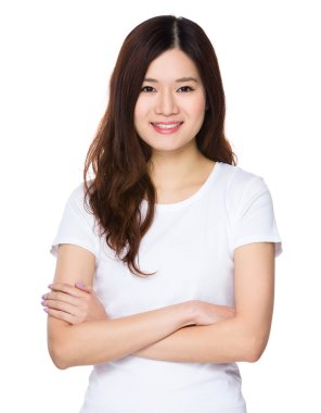 Beyaz t-shirt Asyalı genç kadın