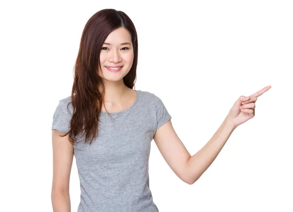 Asiatische junge Frau im grauen T-Shirt — Stockfoto