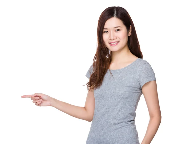 Asiatiska ung kvinna i grå t-shirt — Stockfoto