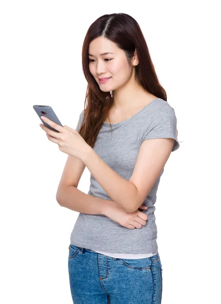 Азиатская девушка в серой футболке — стоковое фото
