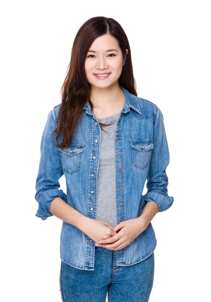 Asijské mladá žena jean košile — Stock fotografie