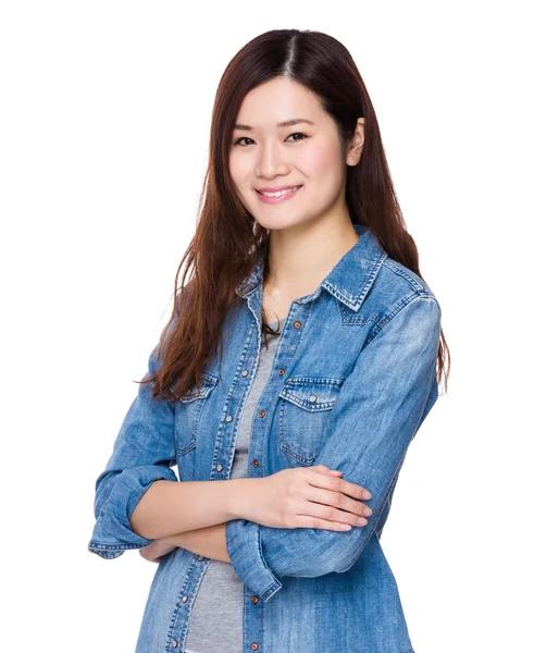 Asiatische junge Frau im Jeanshemd — Stockfoto