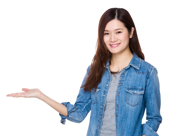 जीन्स शर्ट में एशियाई युवा महिला — स्टॉक फ़ोटो, इमेज