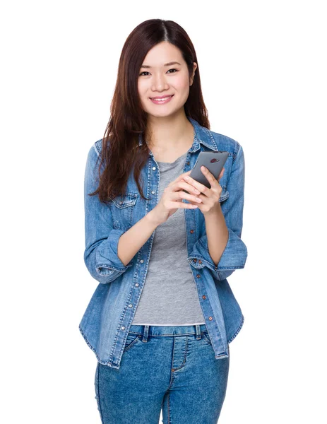 Asiatische junge Frau im Jeanshemd — Stockfoto