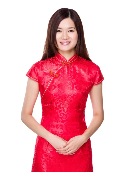 Kırmızı elbiseli Asyalı genç kadın — Stok fotoğraf