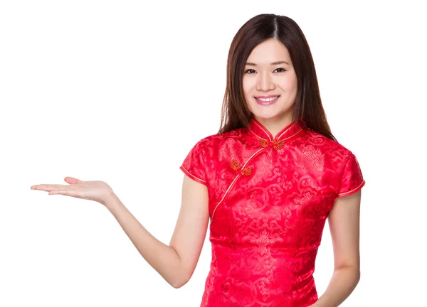 Azjatycki młoda kobieta w czerwonej sukience — Zdjęcie stockowe