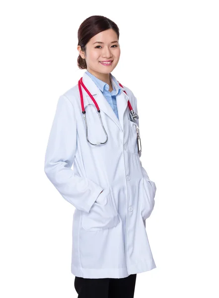 Asiatique femme médecin en blanc manteau — Photo