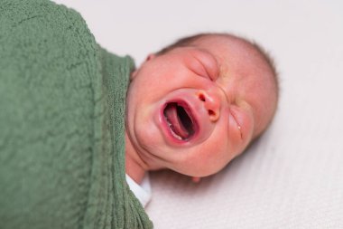 Sessiz bir odada ağlayan yeni doğmuş bir bebek