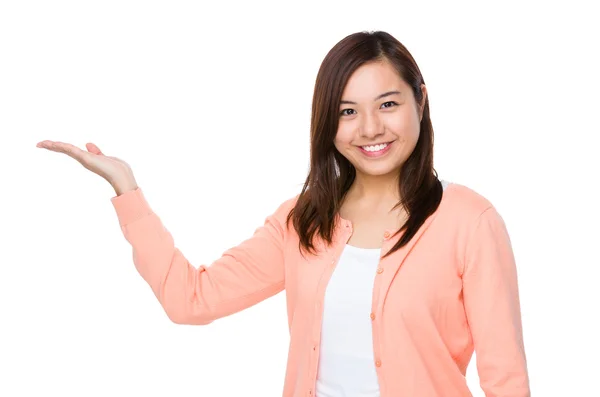 흰색 바탕에 분홍색 카디 건에서 아시아 젊은 여자 — Stock Fotó
