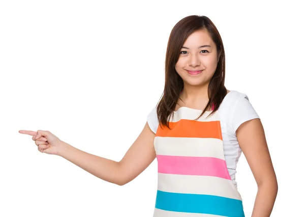 Asiático jovem dona de casa no avental — Fotografia de Stock