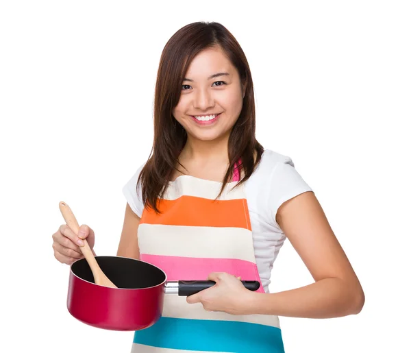 Азиатская молодая домохозяйка в фартуке — стоковое фото
