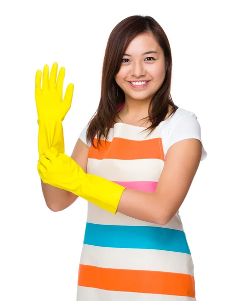 Asian young housewife in apron — Stock Photo, Image