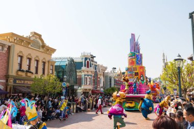 Hong Kong 16 Ocak 2026: Gündüz Hong Kong Disneyland geçit töreni tema parkı