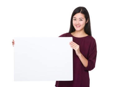 Kırmızı kazaklı Asyalı genç kadın