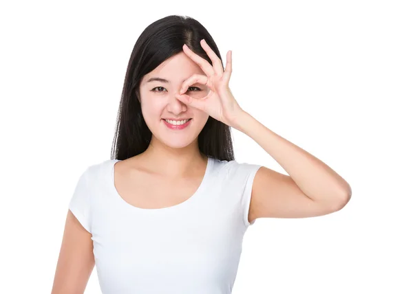 Mujer joven asiática en camiseta blanca — Foto de Stock