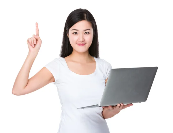 Asiatische junge Frau im weißen T-Shirt — Stockfoto