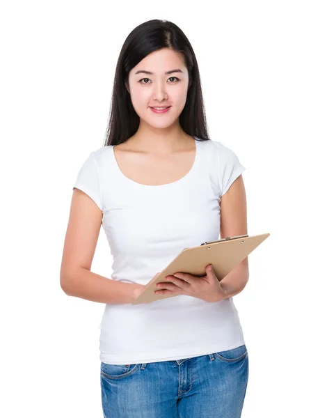 Asiatische junge Frau im weißen T-Shirt — Stockfoto