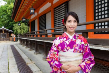 Asyalı genç kadın geleneksel kimono içinde