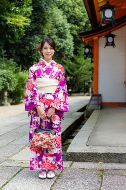 Asyalı genç kadın geleneksel kimono içinde