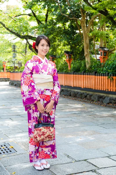 Asyalı genç kadın geleneksel kimono içinde