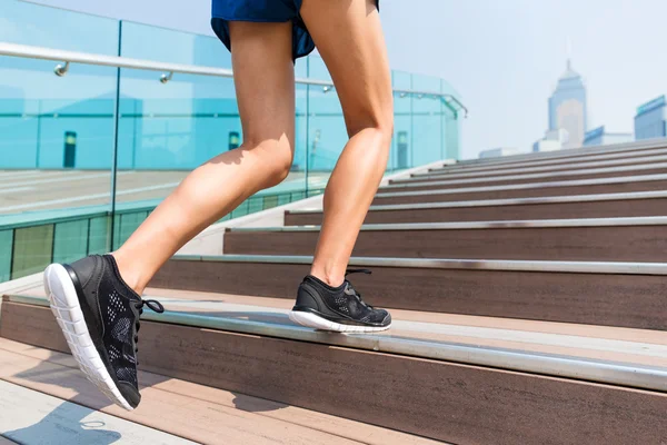 Gadis sporty melangkah di tangga — Stok Foto