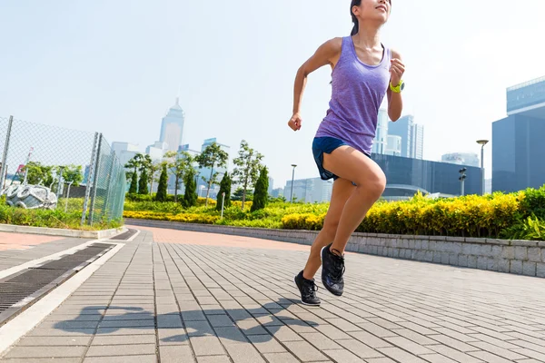 在室外跑步的运动型女人 — 图库照片