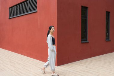 Sıradan bir kadın şehir dışında yürümekten hoşlanır.