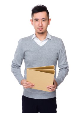 Genç Asyalı işadamı gri süveterli