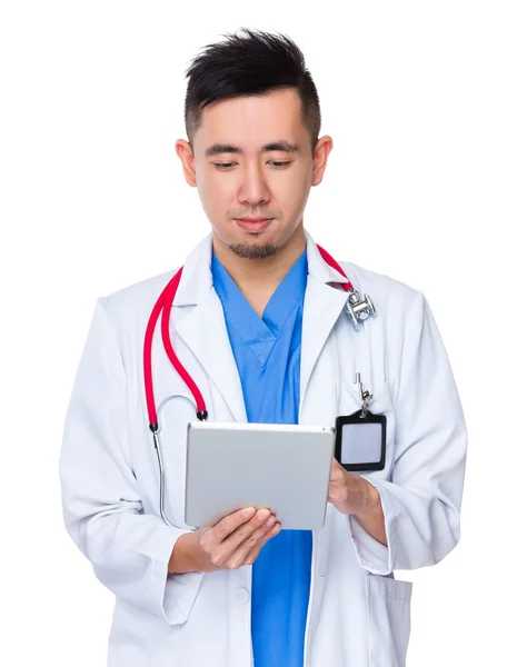 Asiatische männliche Arzt im weißen Mantel — Stockfoto