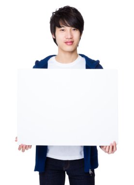 Mavi kazaklı Asya genç adam