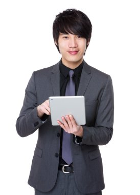 İş takım elbiseli genç Asyalı işadamı